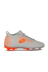 Championes de fútbol Lotto Sibari para hombre, de color negro con detalles texturizados en la capellada y un pequeño aplique con la bandera de Italia en los cordones. Diseñados para césped natural con tapones moldeados.