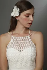 Vestido largo de tul color blanco, con transparencias en el escote y en la falda. Sin mangas, con breteles finos y diseño original en la cintura. Ideal para novias.