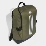 Mochila Adidas color verde oliva con base negra, presenta el logo y las tres rayas características de la marca en color blanco en el frente. Cuenta con compartimento para laptop, bolsillos laterales y correas ajustables.