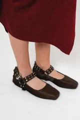 Balerinas de cuero de pelo color chocolate, con punta cuadrada, hebilla y detalles metálicos en el empeine y talón.