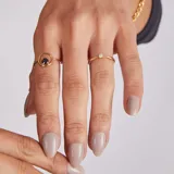 Anillo de oro 18k con diseño minimalista que presenta un zafiro azul engastado en un círculo metálico.