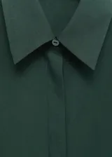 Camisa de lyocell verde oscuro, con cuello camisero, manga larga y diseño recto.