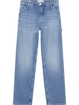 Pantalón de jean celeste de corte recto, con bolsillos delanteros y traseros, trabillas para cinturón y etiqueta de la marca en la parte trasera.