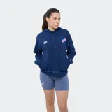 Canguro Umbro azul marino del Club Nacional de Football con capucha, cordones de ajuste, bolsillo tipo canguro y costuras decorativas visibles en contraste. Presenta el logo de Umbro y el escudo del club bordados en el pecho.
