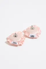 Par de aros con forma de corazón, color rosa, con strass plateados y volados.