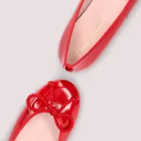 Bailarinas rojas de charol con lazo ajustable, suela de goma antideslizante, plantilla de piel con memory foam y forro de tela.
