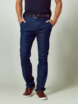 Pantalón de vestir de denim azul oscuro, corte clásico sin pinzas.
