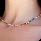 Gargantilla dorada con engarce de cristales de diferentes colores, con cadena extensora.