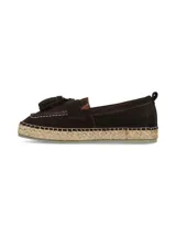 Alpargata de gamuza color marrón oscuro, con diseño estilo mocasín, detalle de borlas en el empeine y suela de yute trenzado.