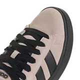 Championes Adidas modelo Grand Court Alpha, con diseño inspirado en el tenis retro. Presentan una capellada de cuero sintético en tono taupe, con las icónicas tres tiras laterales en negro, cordones negros y suela de goma negra.