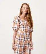 Blusa cropped de algodón con estampado de cuadros en tonos blanco, naranja, marrón y negro. Tiene escote cuadrado, mangas cortas abullonadas y lazo en la espalda.