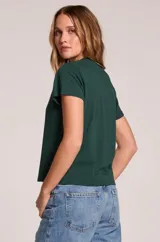 Remera de manga corta color verde oscuro, confeccionada en algodón, con cuello redondo y diseño vintage de Coca Cola Tennis Club estampado en el pecho en color blanco.