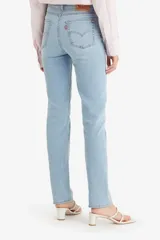 Pantalón de jean celeste, de corte recto y tiro alto.