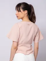 Blusa verde agua con textura acanalada, escote en V, mangas cortas amplias y lazo para atar en la cintura.