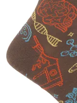Medias de largo medio color marrón con estampado temático de ciencia que incluye cerebros, cadenas de ADN, microscopios, planetas y moléculas en colores vibrantes.
