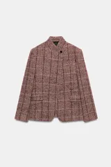 Blazer de lana con diseño de cuadros, cuello subido, manga larga, bolsillos delanteros y cierre frontal cruzado con un botón.