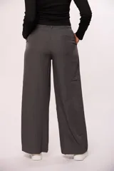 Pantalon sastrero de corte recto y tiro alto, con diseño de pinzas frontales, bolsillos laterales y cierre con botón.