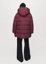Campera puffer color bordó con capucha, cierre frontal con cremallera y diseño acolchado con costuras horizontales.