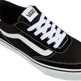 Championes Vans modelo Brooklyn LS, de diseño minimalista en color negro con detalles en blanco. Presentan la icónica franja lateral de la marca, cordones blancos y suela de goma vulcanizada con refuerzo en la puntera.