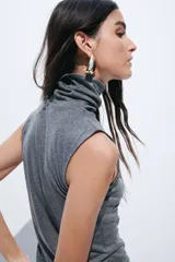 Top sin mangas de punto fino suave, con cuello alto y diseño de corte recto.