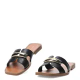 Sandalias tipo slide de cuero color beige, con tiras anchas y detalle metálico dorado en el empeine. Presentan una base plana con punta cuadrada.