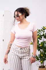 Remera blanca de manga corta con escote cuadrado.