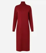 Vestido de punto negro, de manga larga y cuello alto, con corte recto y largo midi.