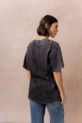 Remera de algodón con efecto lavado, de corte oversize, con cuello redondo y mangas cortas amplias.