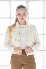 Pantalón negro de vestir, de corte recto, con bolsillos laterales y traseros. Se ajusta a la cintura con botón y cierre.