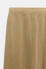 Pantalón de pierna recta color tostado, con tiro medio y cintura elástica. Confeccionado en hilatura con mezcla de viscosa.