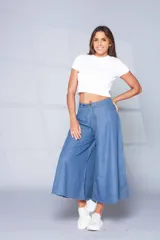 Pantalón culotte de jean camisero color celeste, de corte ancho y largo midi.