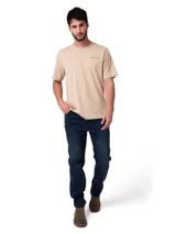 Remera de manga corta y cuello redondo color beige, con logo de la marca estampado en el pecho y etiqueta en el dobladillo.