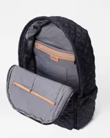 Mochila mediana negra con diseño capitoneado en forma de rombos y logo de la marca en el frente.