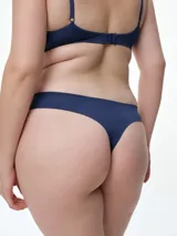 Bombacha colaless de microfibra seamless, color bordó, con cintura elástica ancha y logo grabado en el frente.