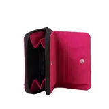 Billetera rosa con cierre de cremallera y logo de la marca en el frente.