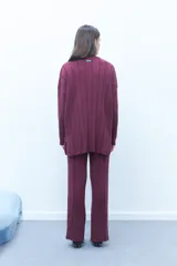 Sweater de tejido fino con textura rib, color bordó, de cuello alto y manga larga con diseño holgado.