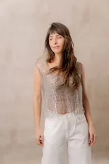 Top de red translúcido con aplicaciones de strass, sin mangas, de corte holgado y escote redondo.