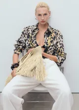 Camisa de corte recto con estampado animal print, cuello camisero, cierre frontal de botones y bolsillo de parche en el pecho. Cuenta con mangas largas con puños abotonados.