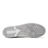 Championes de caña alta New Balance 650, color blanco con detalles en negro y gris.