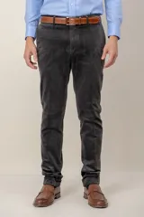 Pantalón de pana de corte recto custom fit, color marrón, con bolsillos laterales y cierre de botón y cremallera.