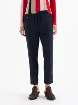 Babucha de corte slim fit y tiro alto, color azul marino, con cintura elastizada y bolsillos laterales ocultos.