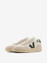 Championes Veja modelo V-90, color blanco hueso con logo lateral en verde oscuro y refuerzo en el talón en verde oscuro.