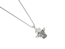 Collar de acero con dije colgante de calavera con sombrero. La cadena es de eslabones cuadrados.