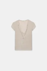 Top de manga corta color beige melange, con escote redondo y diseño cruzado frontal que simula un doble uso con detalle de lazo en el pecho.