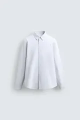 Camisa de corte regular fit confeccionada en tejido de algodón con diseño de rayas finas. Presenta cuello solapa, cierre frontal de botones y manga larga con puños abotonados.
