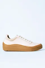 Championes urbanos de cuero color beige con suela de goma color caramelo y puntera texturizada.