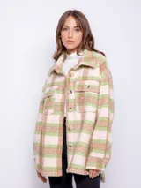 Sobrecamisa a cuadros color verde, beige y rosa, de tela tipo corderito, con cuello camisero, cierre frontal con botones y dos bolsillos con solapa en el pecho.
