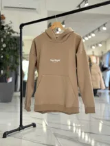 Canguro negro oversize con capucha y gran estampado blanco en la espalda con el texto "Top Style", "Dream big. Work hard. Make it real.", "SINCE 2021" y un código de barras.