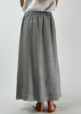 Pollera larga color beige de lino con elástico en la cintura.