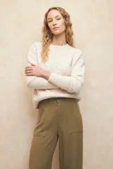 Pantalón de lino color verde oliva, de tiro alto y corte holgado.